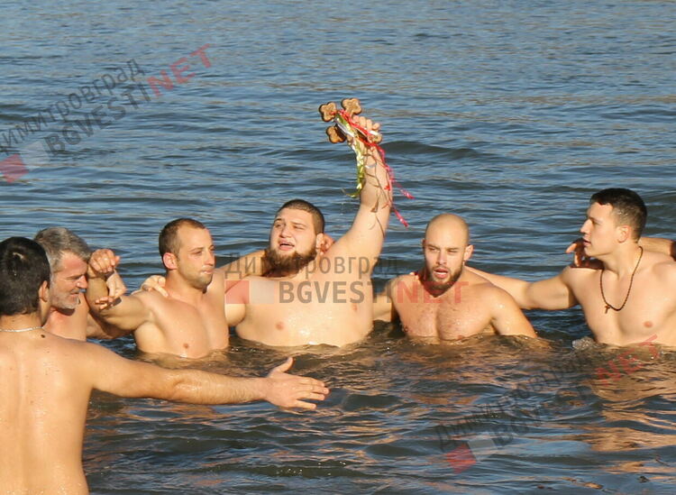 Борец от Димитровград спаси кръста на Богоявление