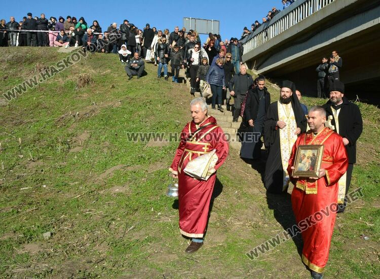 Футболистът Мариян Тонев спаси кръста на Йордановден