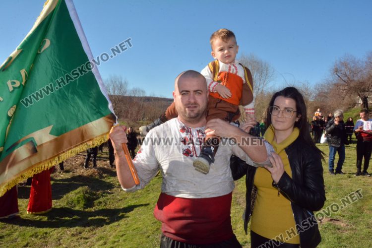 Футболистът Мариян Тонев спаси кръста на Йордановден