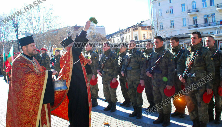  Осветиха бойните знамена, флаговете и знамената светини на Българската армия на пл.“Свобода“