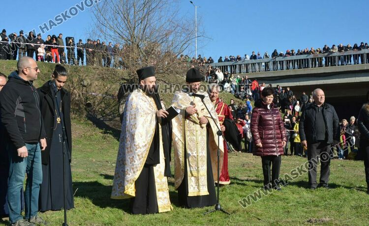 Футболистът Мариян Тонев спаси кръста на Йордановден