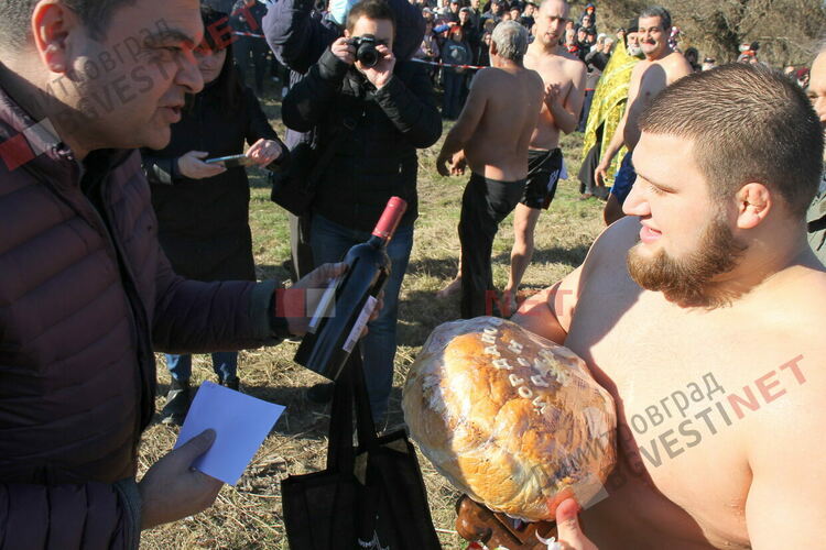 Борец от Димитровград спаси кръста на Богоявление