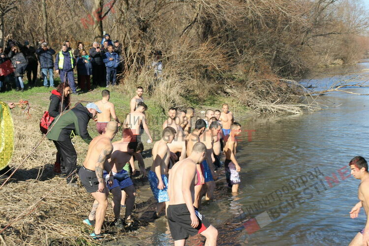 Борец от Димитровград спаси кръста на Богоявление