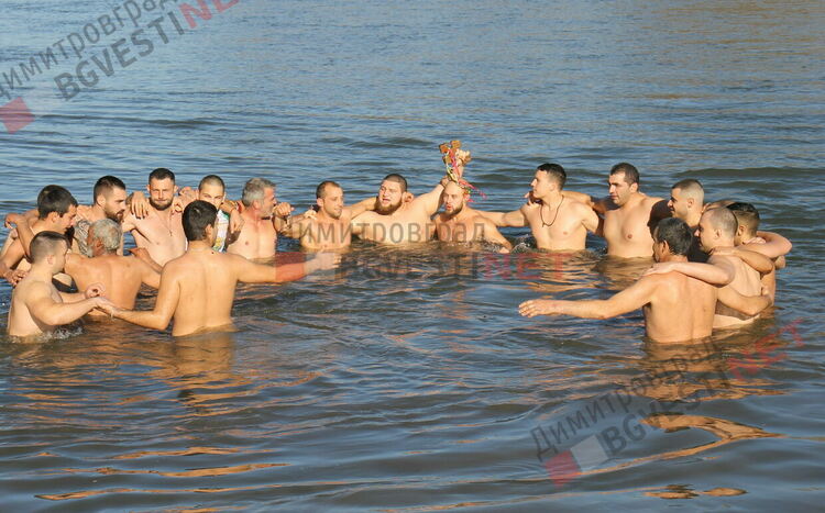 Борец от Димитровград спаси кръста на Богоявление