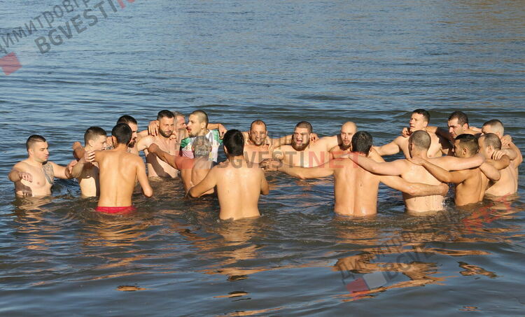 Борец от Димитровград спаси кръста на Богоявление