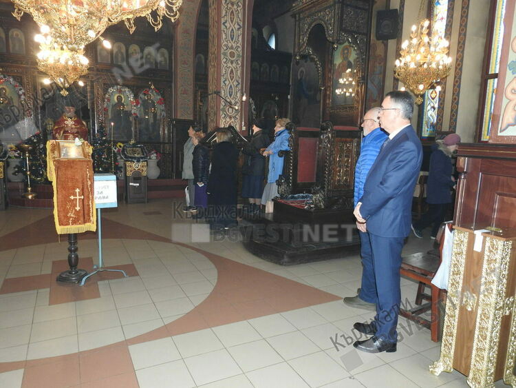   Йордановден в Кърджали започна с богослужение в храма „Св.Георги Победоносец“, кметът Хасан Азис уважи миряните