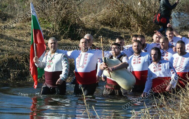 Футболистът Мариян Тонев спаси кръста на Йордановден