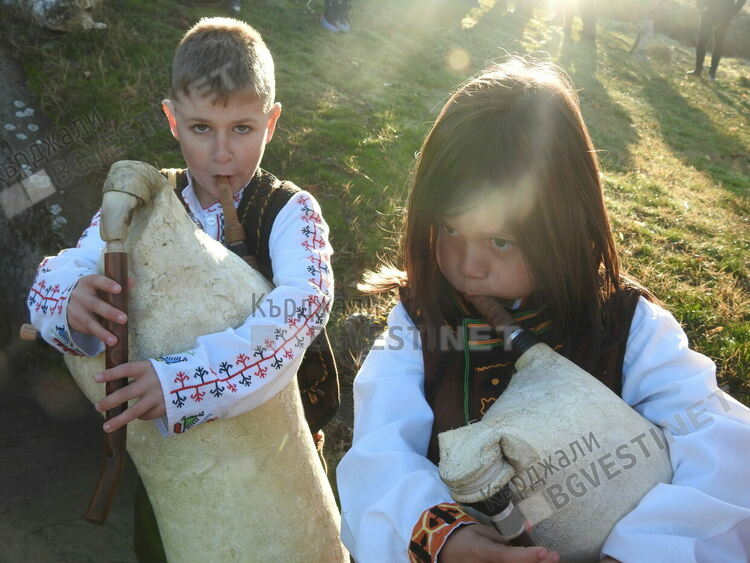 Петър Георгиев хвана Богоявленския кръст в Арда, при малките сполучи Антоан Христов