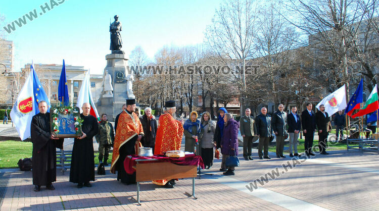  Осветиха бойните знамена, флаговете и знамената светини на Българската армия на пл.“Свобода“