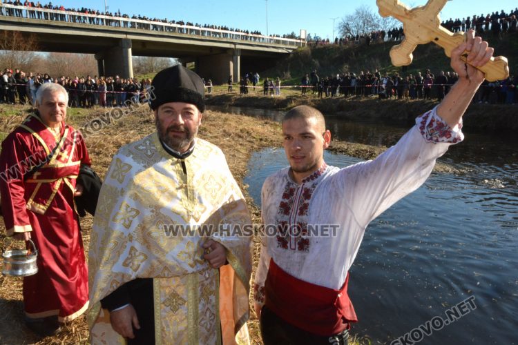 Футболистът Мариян Тонев спаси кръста на Йордановден