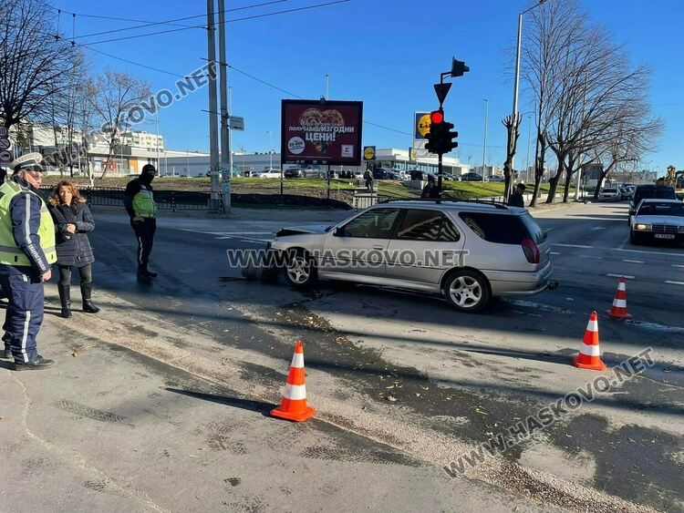 Пежо и Форд се разбиха на кръстовището на „Раковски“ и „Дунав“ 