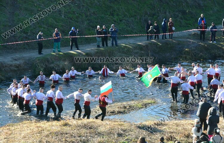 Футболистът Мариян Тонев спаси кръста на Йордановден