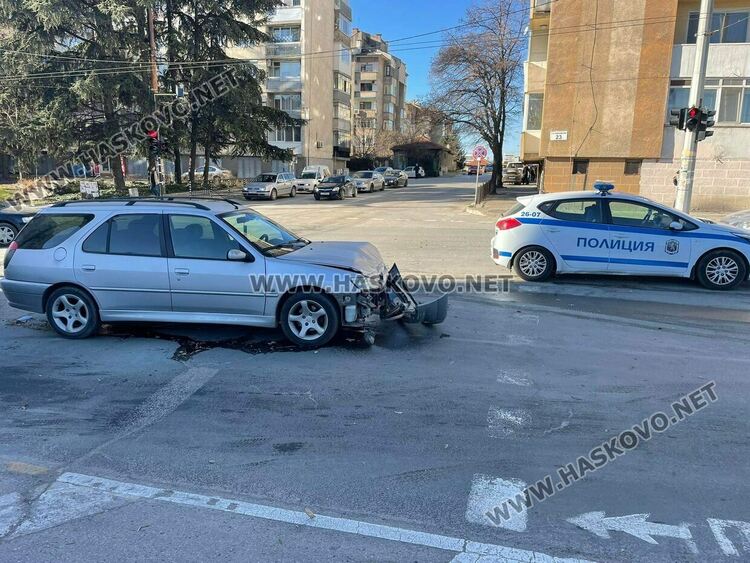 Пежо и Форд се разбиха на кръстовището на „Раковски“ и „Дунав“ 