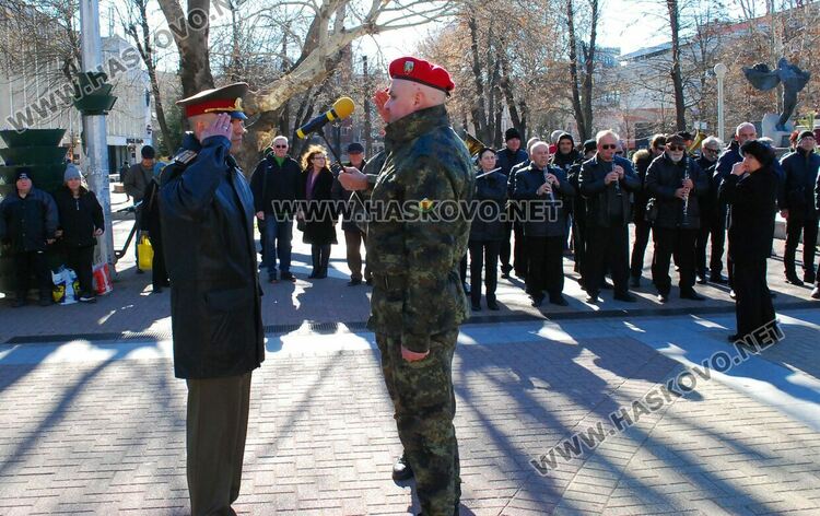  Осветиха бойните знамена, флаговете и знамената светини на Българската армия на пл.“Свобода“