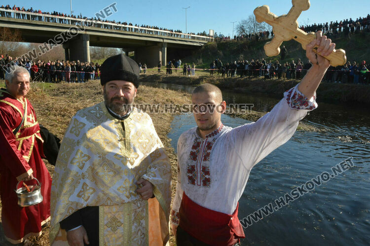 Футболистът Мариян Тонев спаси кръста на Йордановден