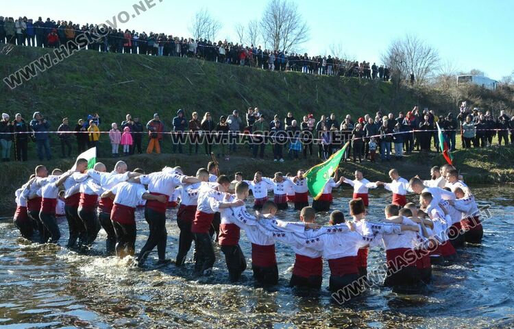Футболистът Мариян Тонев спаси кръста на Йордановден