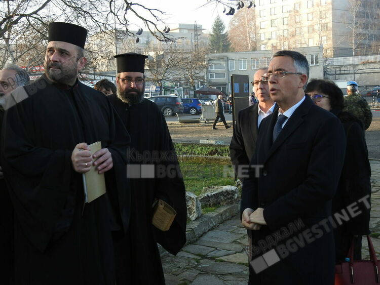 Митрополит Николай освети знамената на Специалните ни сили на Богоявление в Кърджали