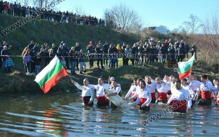 Футболистът Мариян Тонев спаси кръста на Йордановден