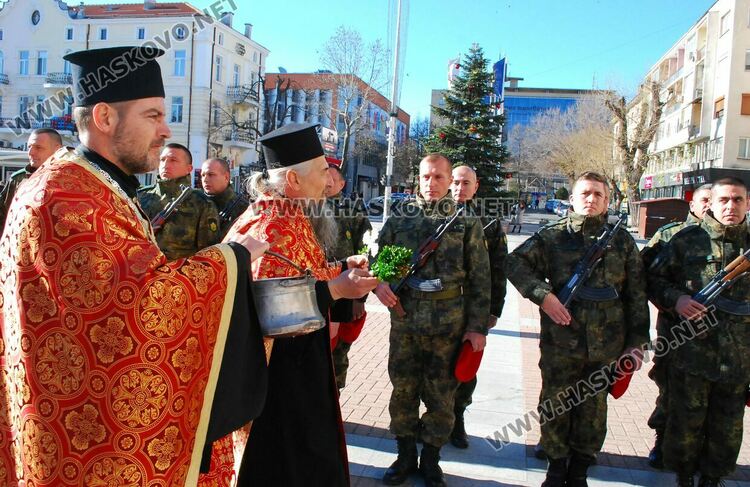  Осветиха бойните знамена, флаговете и знамената светини на Българската армия на пл.“Свобода“
