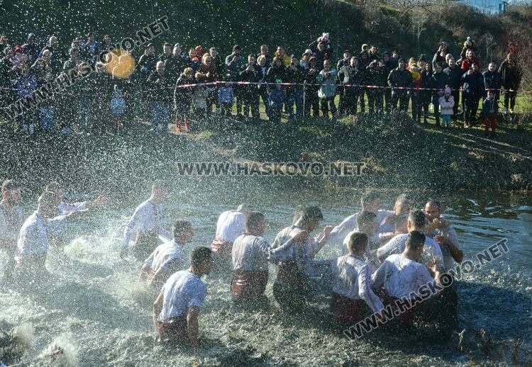 Футболистът Мариян Тонев спаси кръста на Йордановден