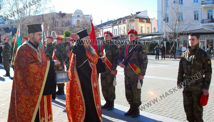 Осветиха бойните знамена, флаговете и знамената светини на Българската армия на пл.“Свобода“