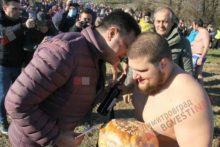 Борец от Димитровград спаси кръста на Богоявление