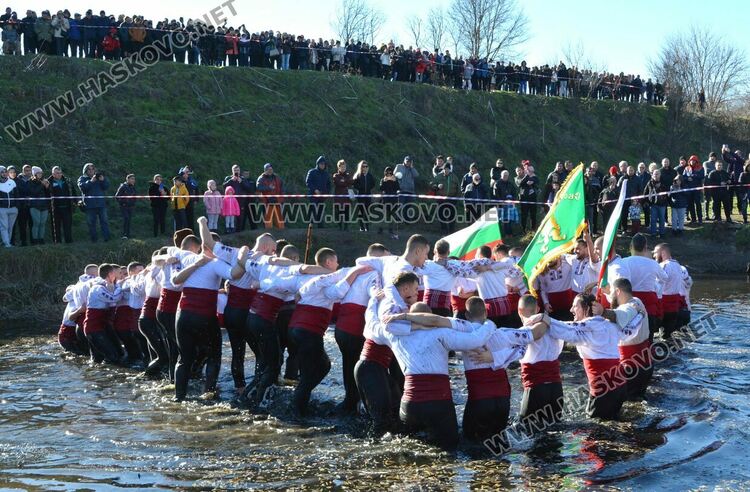 Футболистът Мариян Тонев спаси кръста на Йордановден