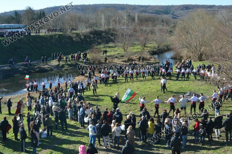Футболистът Мариян Тонев спаси кръста на Йордановден