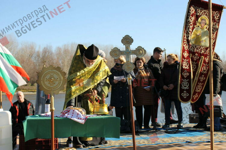 Борец от Димитровград спаси кръста на Богоявление