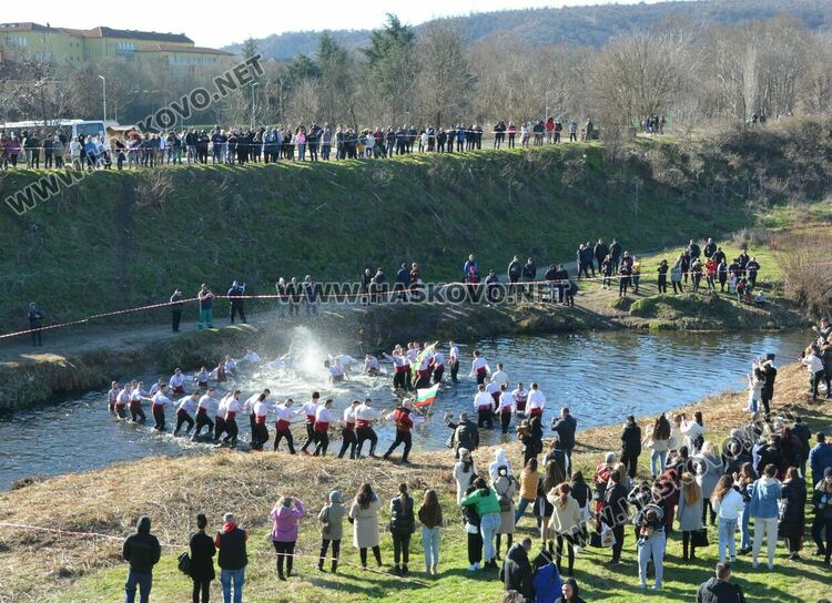 Футболистът Мариян Тонев спаси кръста на Йордановден
