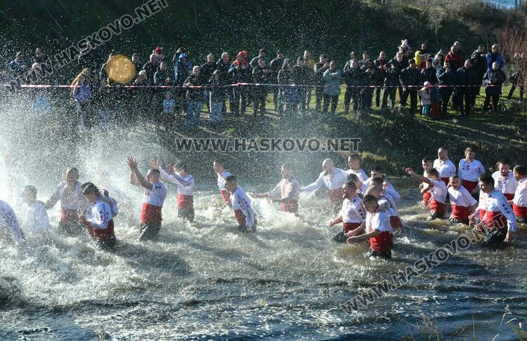 Футболистът Мариян Тонев спаси кръста на Йордановден