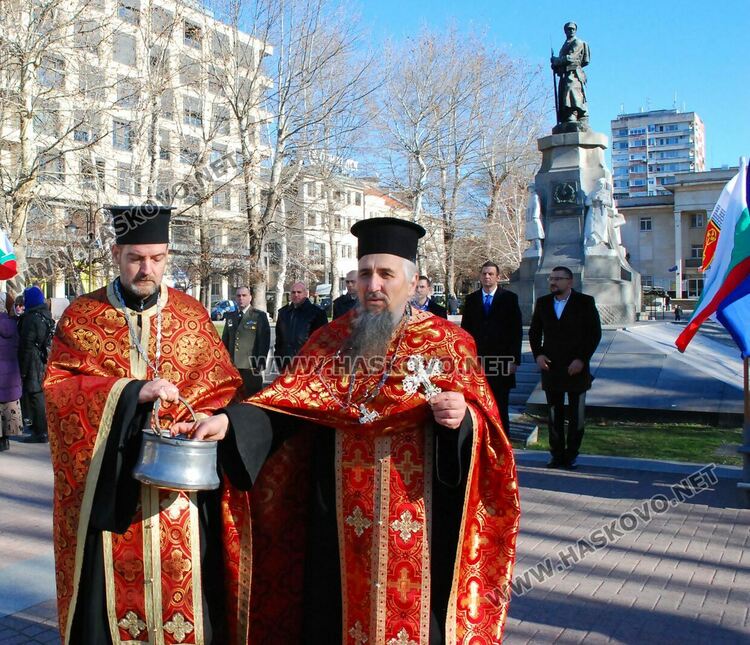  Осветиха бойните знамена, флаговете и знамената светини на Българската армия на пл.“Свобода“