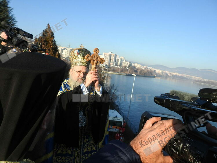 Петър Георгиев хвана Богоявленския кръст в Арда, при малките сполучи Антоан Христов