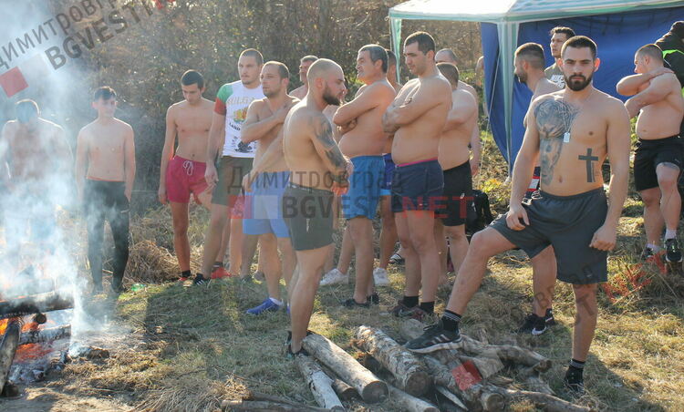 Борец от Димитровград спаси кръста на Богоявление