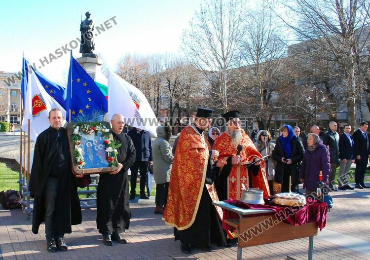  Осветиха бойните знамена, флаговете и знамената светини на Българската армия на пл.“Свобода“
