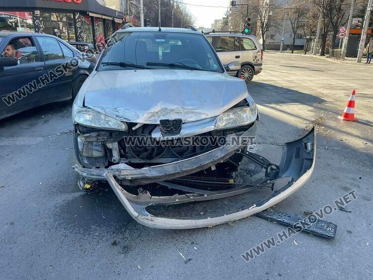 Пежо и Форд се разбиха на кръстовището на „Раковски“ и „Дунав“ 