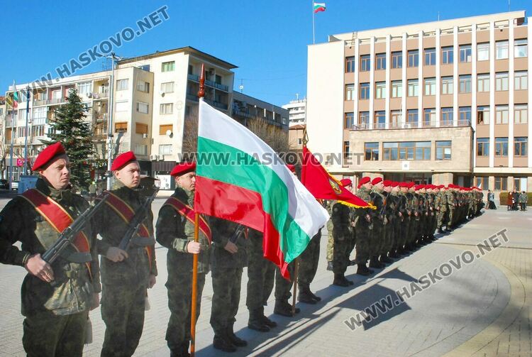  Осветиха бойните знамена, флаговете и знамената светини на Българската армия на пл.“Свобода“