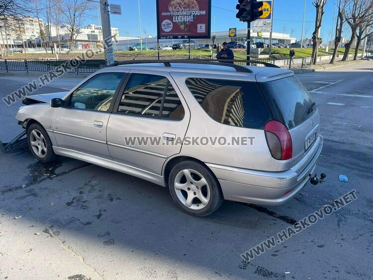 Пежо и Форд се разбиха на кръстовището на „Раковски“ и „Дунав“ 