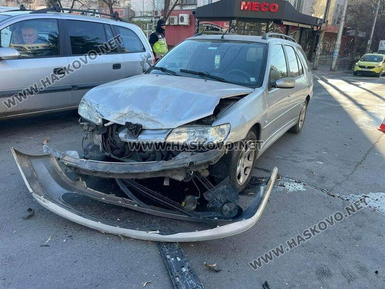 Пежо и Форд се разбиха на кръстовището на „Раковски“ и „Дунав“ 
