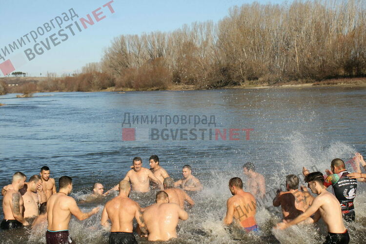 Борец от Димитровград спаси кръста на Богоявление