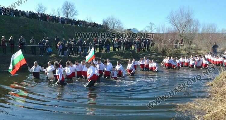 Футболистът Мариян Тонев спаси кръста на Йордановден