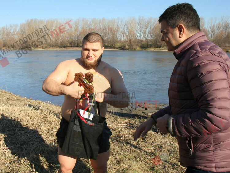 Борец от Димитровград спаси кръста на Богоявление