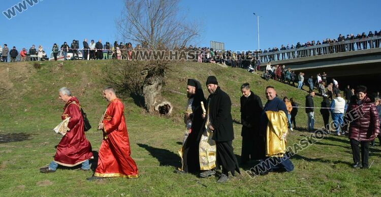 Футболистът Мариян Тонев спаси кръста на Йордановден