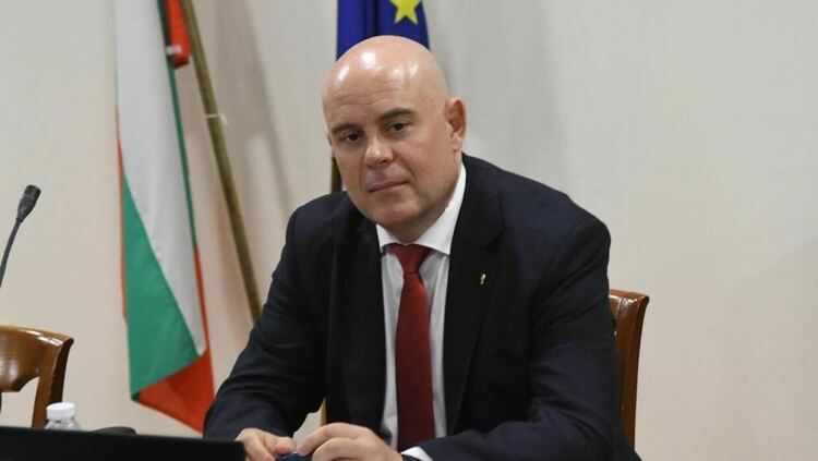 Българската прокуратура ще продължава да защитава гражданите на страната и да осигурява тяхната сигурност, каза в Перник главният прокурор