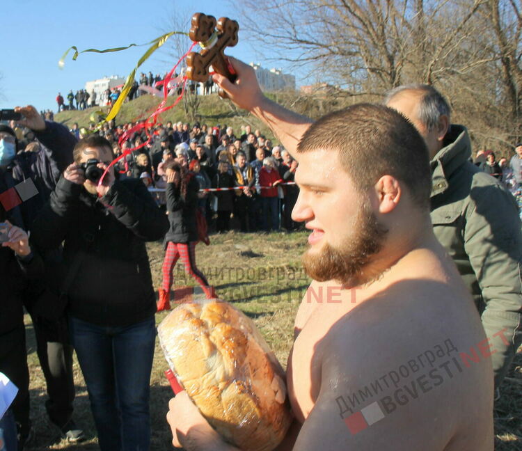 Борец от Димитровград спаси кръста на Богоявление