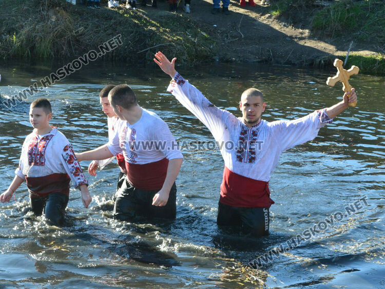 Футболистът Мариян Тонев спаси кръста на Йордановден
