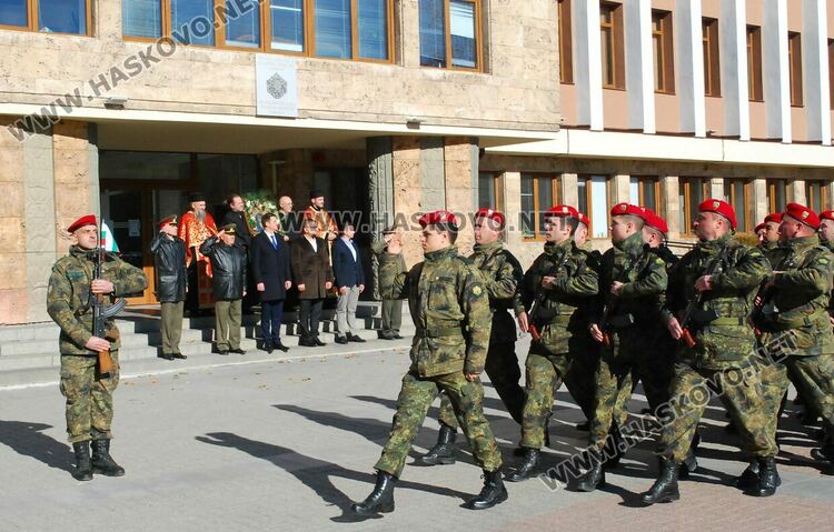  Осветиха бойните знамена, флаговете и знамената светини на Българската армия на пл.“Свобода“