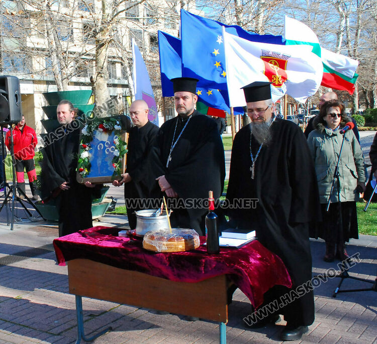  Осветиха бойните знамена, флаговете и знамената светини на Българската армия на пл.“Свобода“