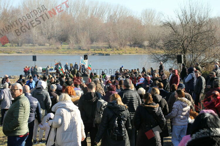 Борец от Димитровград спаси кръста на Богоявление