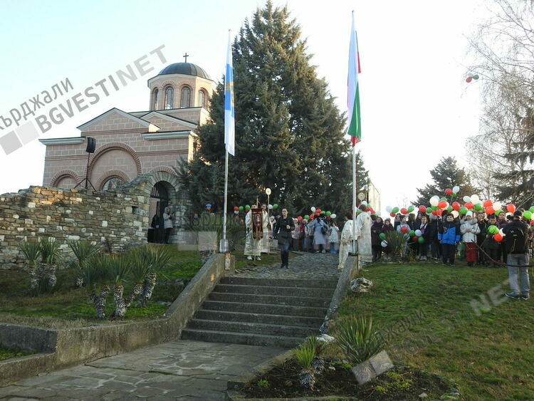 Митрополит Николай освети знамената на Специалните ни сили на Богоявление в Кърджали